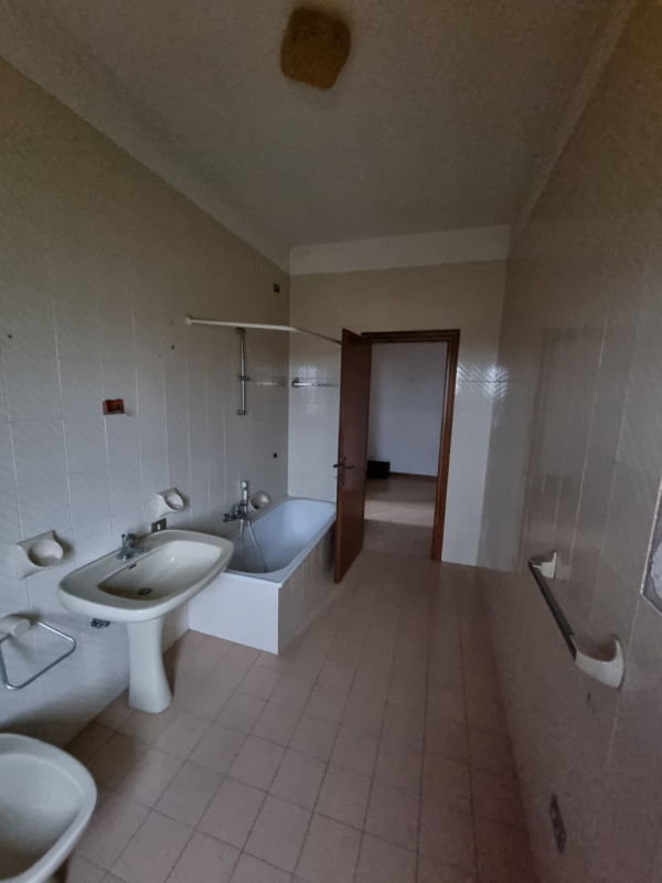 Situato ad Alonte in posizione con ampia visibilità e prossima alla Zona Industriale-Artigianale,...