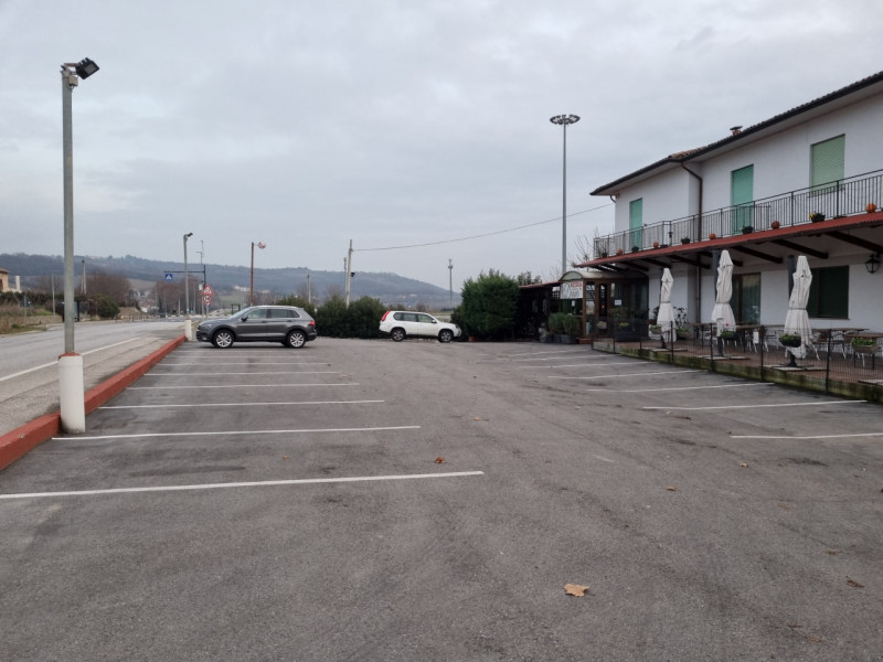 Situato ad Alonte in posizione con ampia visibilità e prossima alla Zona Industriale-Artigianale,...