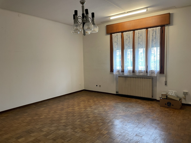 Oggi vi proponiamo una casa singola al piano terra in zona residenziale centrale e tranquilla di ...