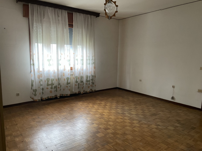 Oggi vi proponiamo una casa singola al piano terra in zona residenziale centrale e tranquilla di ...