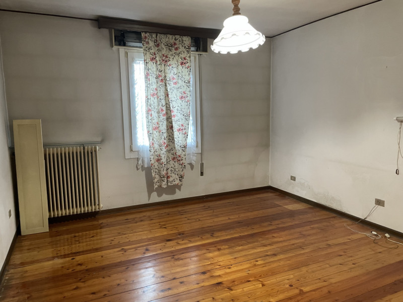 Oggi vi proponiamo una casa singola al piano terra in zona residenziale centrale e tranquilla di ...