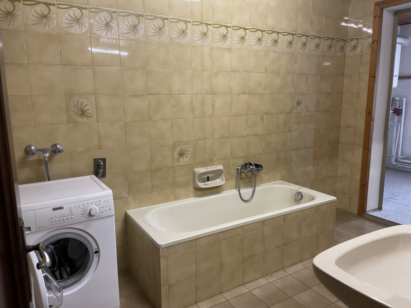 Oggi vi proponiamo una casa singola al piano terra in zona residenziale centrale e tranquilla di ...