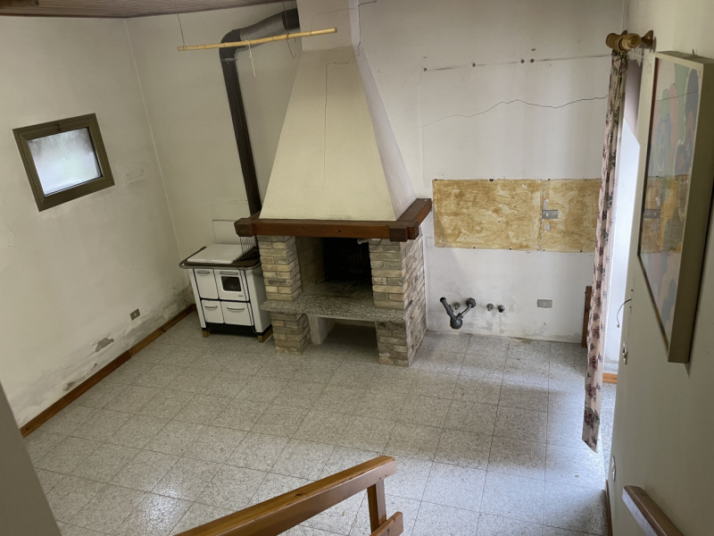 Oggi vi proponiamo una casa singola al piano terra in zona residenziale centrale e tranquilla di ...