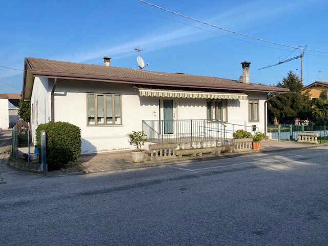 Oggi vi proponiamo una casa singola al piano terra in zona residenziale centrale e tranquilla di ...