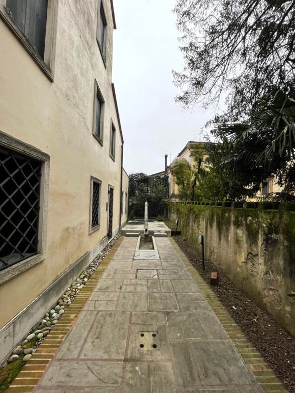 Agenzia Immobiliare S.Croce propone in esclusiva un grazioso palazzetto storico ristrutturato neg...