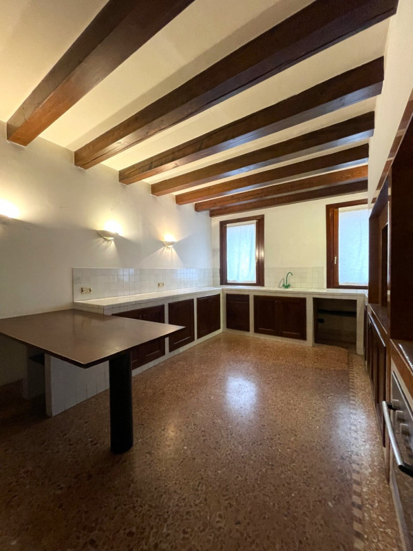 Agenzia Immobiliare S.Croce propone in esclusiva un grazioso palazzetto storico ristrutturato neg...