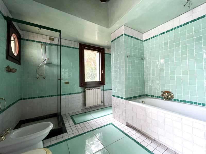 Agenzia Immobiliare S.Croce propone in esclusiva un grazioso palazzetto storico ristrutturato neg...