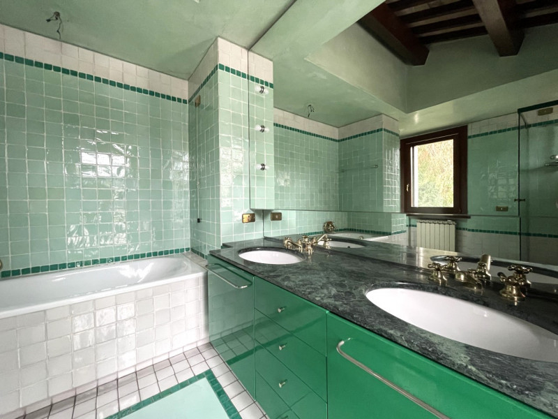 Agenzia Immobiliare S.Croce propone in esclusiva un grazioso palazzetto storico ristrutturato neg...