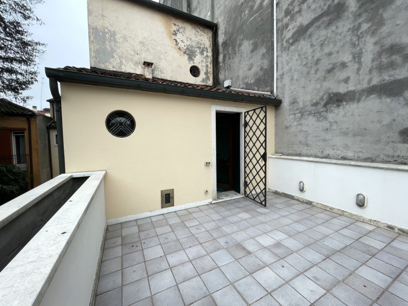 Agenzia Immobiliare S.Croce propone in esclusiva un grazioso palazzetto storico ristrutturato neg...