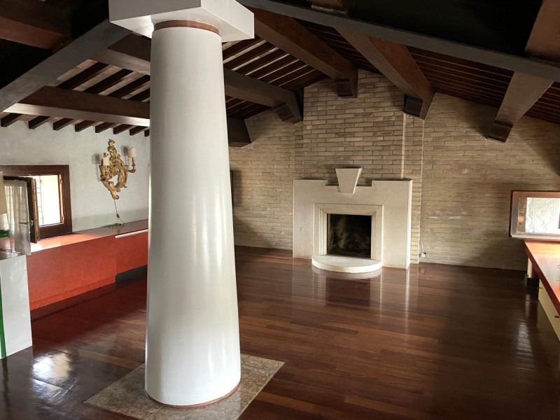 Agenzia Immobiliare S.Croce propone in esclusiva un grazioso palazzetto storico ristrutturato neg...