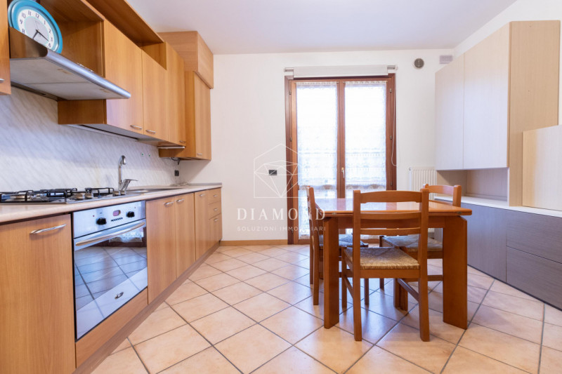 DISPONIBILE DA SUBITO.
Altivole: appartamento duplex, composto al piano primo da zona giorno, cam...