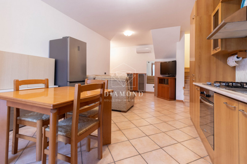 DISPONIBILE DA SUBITO.
Altivole: appartamento duplex, composto al piano primo da zona giorno, cam...