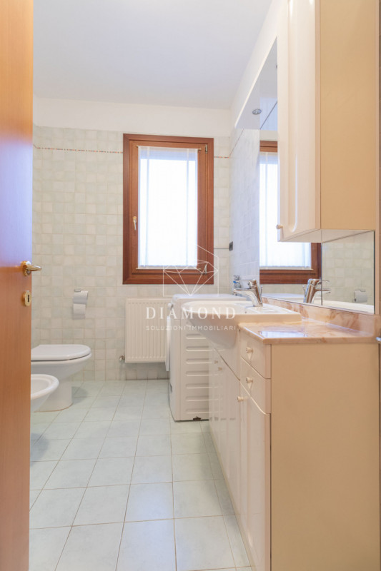 DISPONIBILE DA SUBITO.
Altivole: appartamento duplex, composto al piano primo da zona giorno, cam...