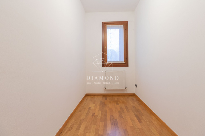 DISPONIBILE DA SUBITO.
Altivole: appartamento duplex, composto al piano primo da zona giorno, cam...