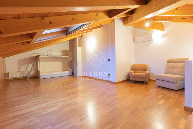 DISPONIBILE DA SUBITO.
Altivole: appartamento duplex, composto al piano primo da zona giorno, cam...