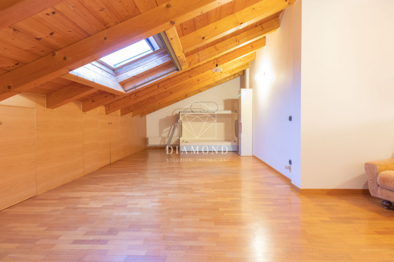 DISPONIBILE DA SUBITO.
Altivole: appartamento duplex, composto al piano primo da zona giorno, cam...