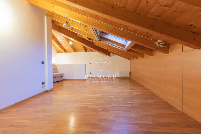 DISPONIBILE DA SUBITO.
Altivole: appartamento duplex, composto al piano primo da zona giorno, cam...