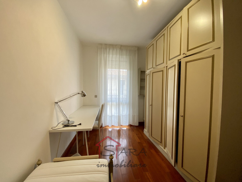 Dal 1 LUGLIO, Sara Immobiliare offre in locazione una stanza per RAGAZZA all'interno di un appart...