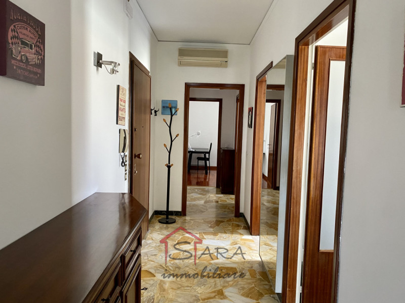 Dal 1 LUGLIO, Sara Immobiliare offre in locazione una stanza per RAGAZZA all'interno di un appart...