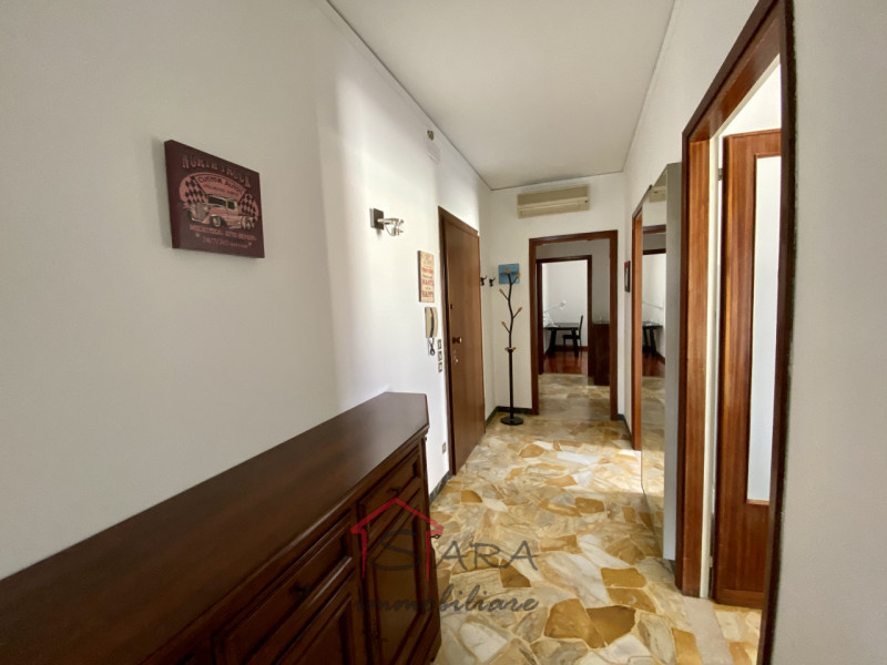 Dal 1 LUGLIO, Sara Immobiliare offre in locazione una stanza per RAGAZZA all'interno di un appart...