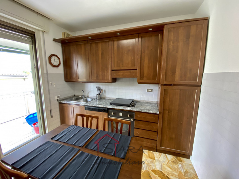 Dal 1 LUGLIO, Sara Immobiliare offre in locazione una stanza per RAGAZZA all'interno di un appart...