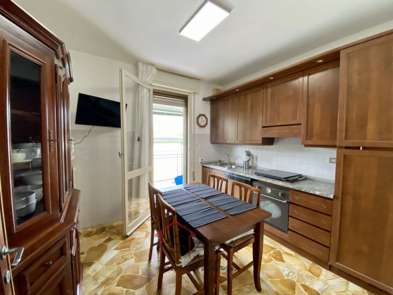 Dal 1 LUGLIO, Sara Immobiliare offre in locazione una stanza per RAGAZZA all'interno di un appart...