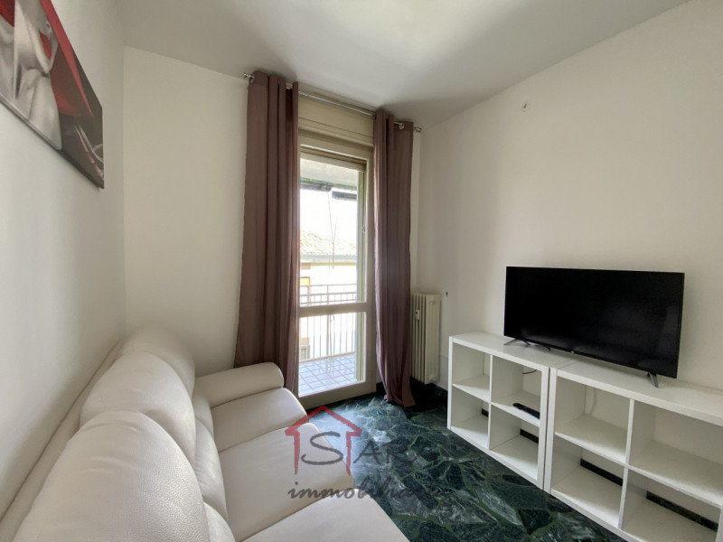 Dal 1 LUGLIO, Sara Immobiliare offre in locazione una stanza per RAGAZZA all'interno di un appart...