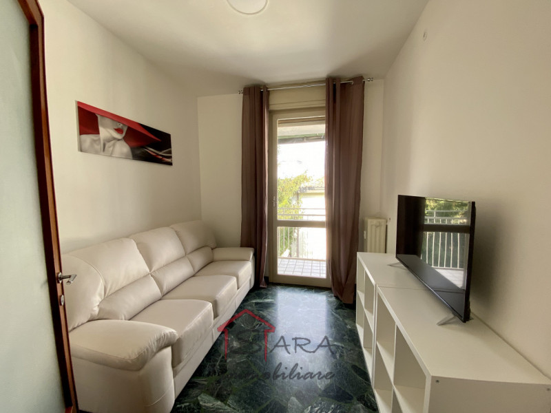 Dal 1 LUGLIO, Sara Immobiliare offre in locazione una stanza per RAGAZZA all'interno di un appart...