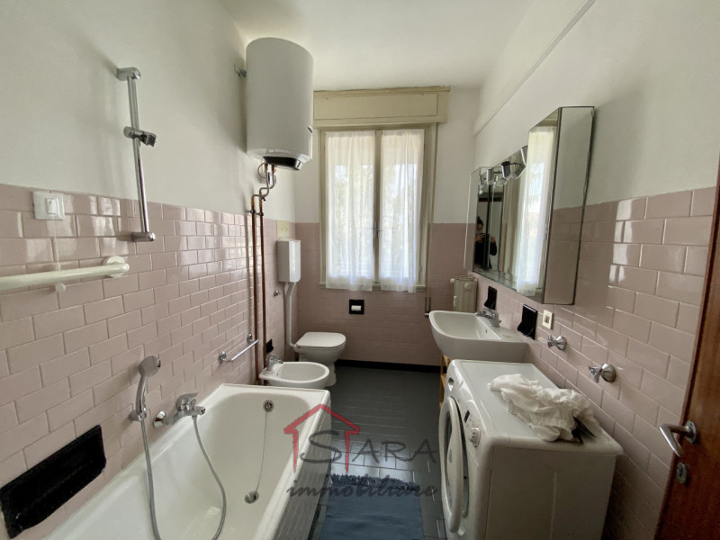 Dal 1 LUGLIO, Sara Immobiliare offre in locazione una stanza per RAGAZZA all'interno di un appart...