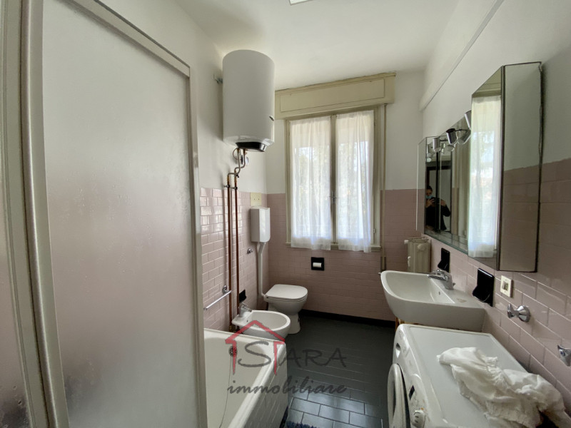 Dal 1 LUGLIO, Sara Immobiliare offre in locazione una stanza per RAGAZZA all'interno di un appart...