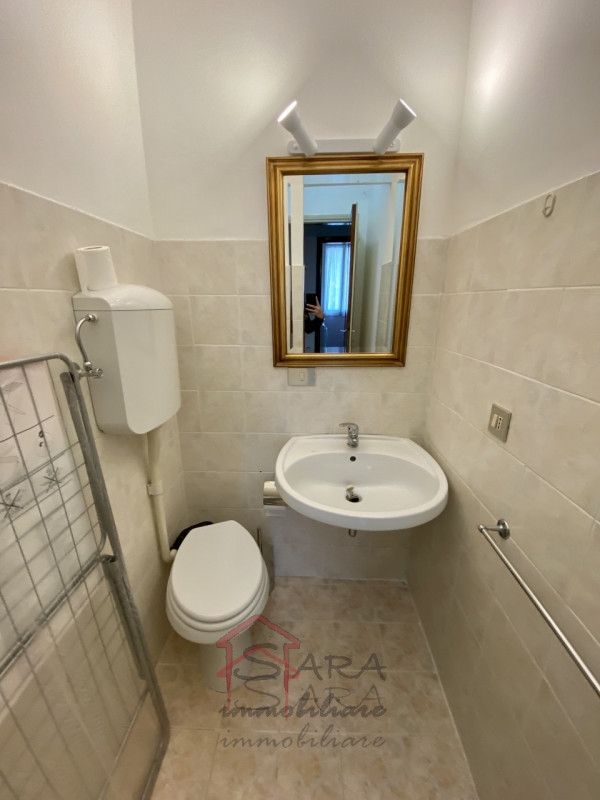 Dal 1 LUGLIO, Sara Immobiliare offre in locazione una stanza per RAGAZZA all'interno di un appart...