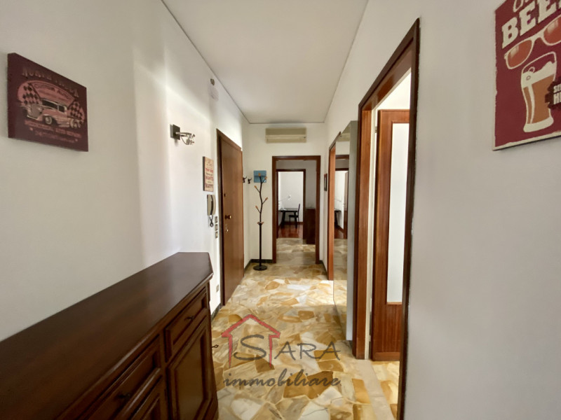 Dal 1 LUGLIO, Sara Immobiliare offre in locazione una stanza per RAGAZZA all'interno di un appart...