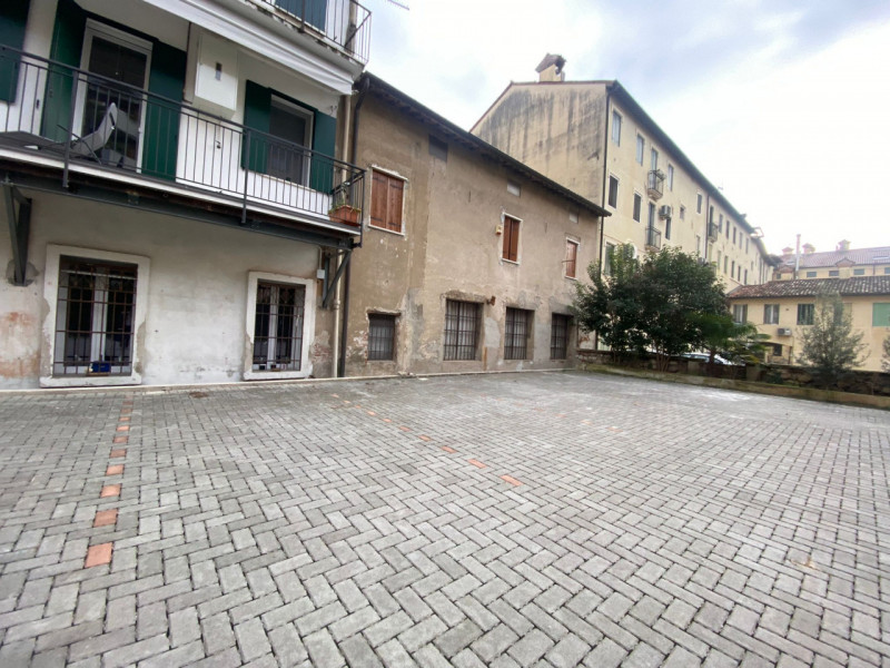 Se stai cercando la soluzione perfetta per il tuo parcheggio a Vicenza, non cercare oltre! 
Metti...