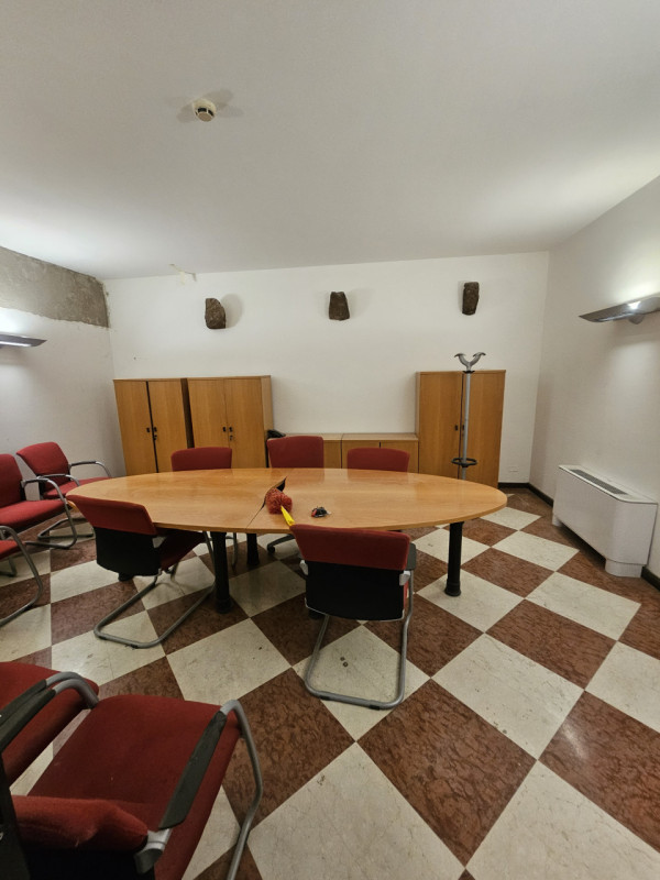 Scopri l'opportunità unica di affittare un magnifico ufficio situato nel cuore pulsante del centr...