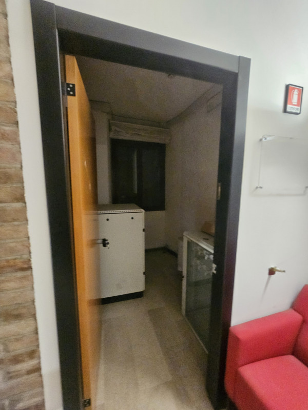 Scopri l'opportunità unica di affittare un magnifico ufficio situato nel cuore pulsante del centr...