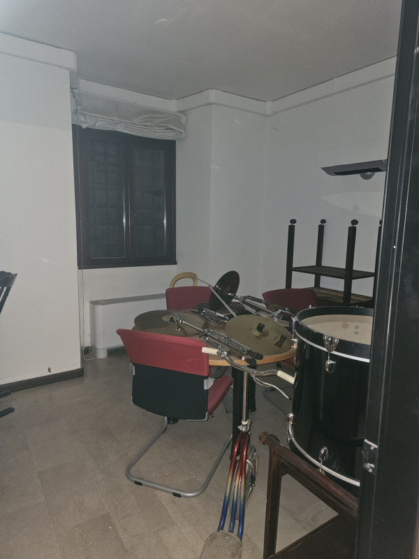 Scopri l'opportunità unica di affittare un magnifico ufficio situato nel cuore pulsante del centr...