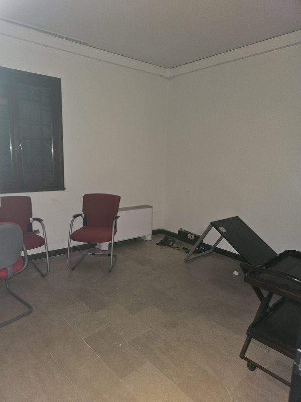 Scopri l'opportunità unica di affittare un magnifico ufficio situato nel cuore pulsante del centr...