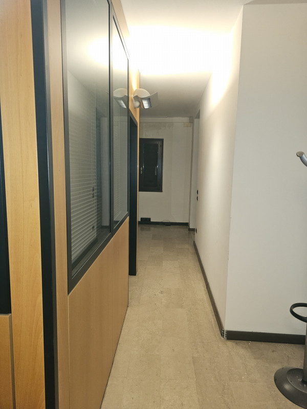 Scopri l'opportunità unica di affittare un magnifico ufficio situato nel cuore pulsante del centr...