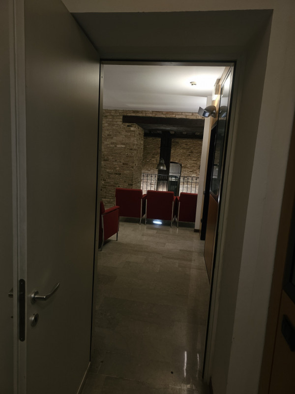 Scopri l'opportunità unica di affittare un magnifico ufficio situato nel cuore pulsante del centr...