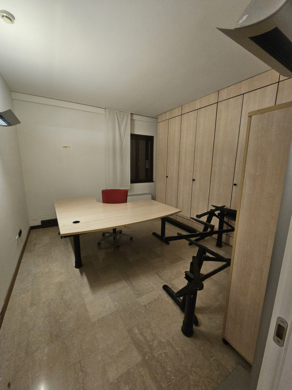 Scopri l'opportunità unica di affittare un magnifico ufficio situato nel cuore pulsante del centr...