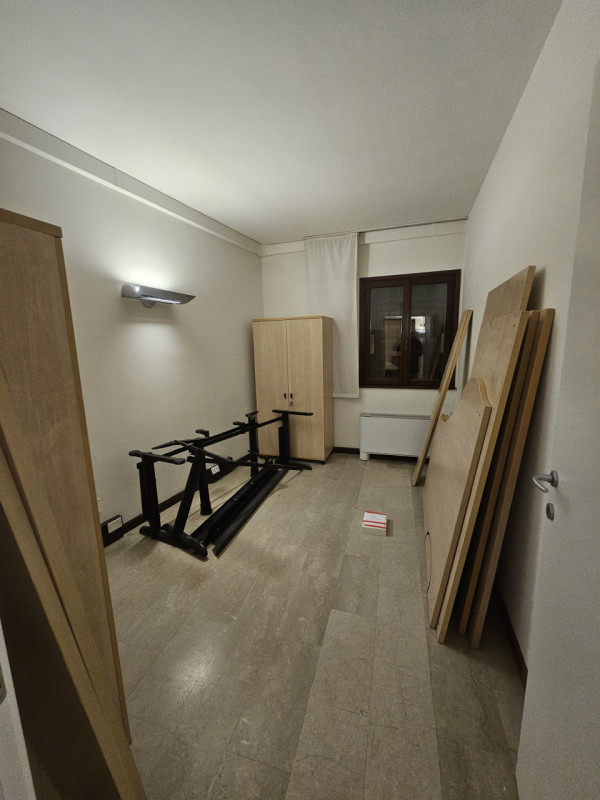 Scopri l'opportunità unica di affittare un magnifico ufficio situato nel cuore pulsante del centr...