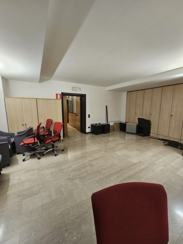 Scopri l'opportunità unica di affittare un magnifico ufficio situato nel cuore pulsante del centr...