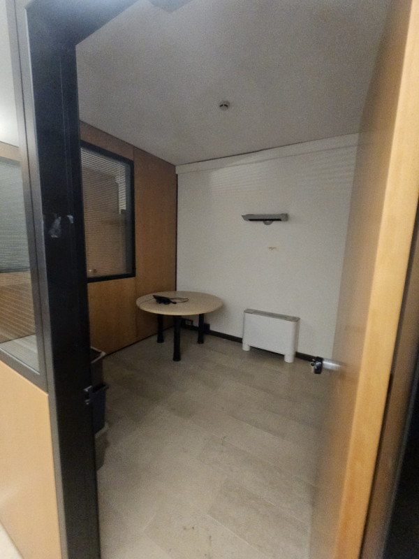 Scopri l'opportunità unica di affittare un magnifico ufficio situato nel cuore pulsante del centr...