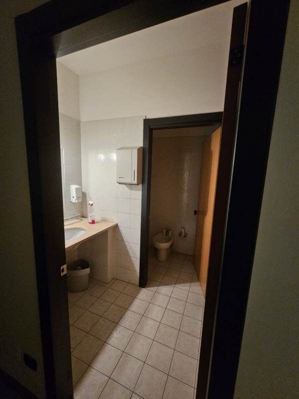 Scopri l'opportunità unica di affittare un magnifico ufficio situato nel cuore pulsante del centr...