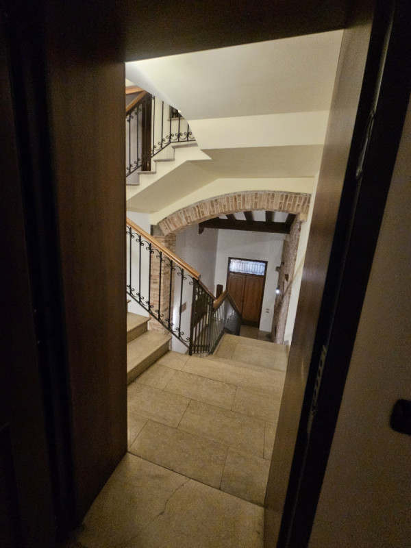 Scopri l'opportunità unica di affittare un magnifico ufficio situato nel cuore pulsante del centr...