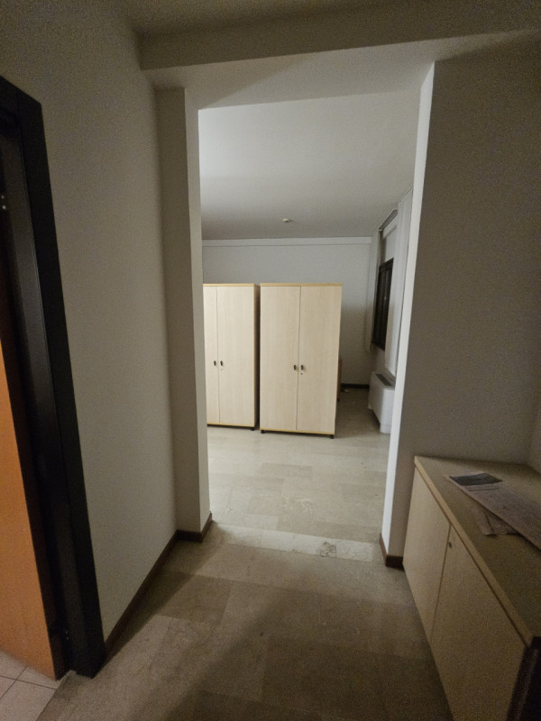 Scopri l'opportunità unica di affittare un magnifico ufficio situato nel cuore pulsante del centr...