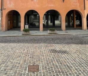 A Monselice in zona centro storico affittasi negozio di 224 mq., con ottima visibilità e ampie ve...