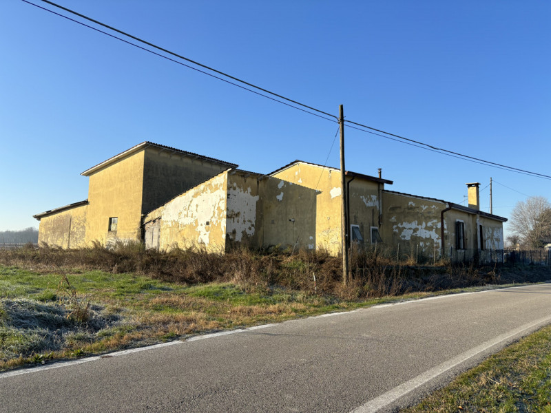 TI HO TROVATO UNA BELLA CASA DI CAMPAGNA CON MAGAZZINO STALLA E DOPPIO GARAGE CON GIARDINO PER ST...
