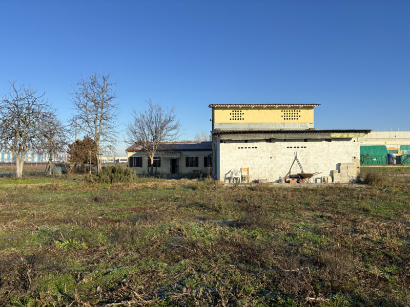 TI HO TROVATO UNA BELLA CASA DI CAMPAGNA CON MAGAZZINO STALLA E DOPPIO GARAGE CON GIARDINO PER ST...