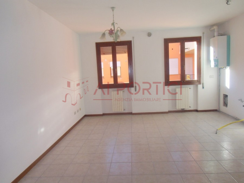 PIOVE DI SACCO - APPARTAMENTO non arredato sito al piano rialzato su palazzina di 8 unità, comoda...